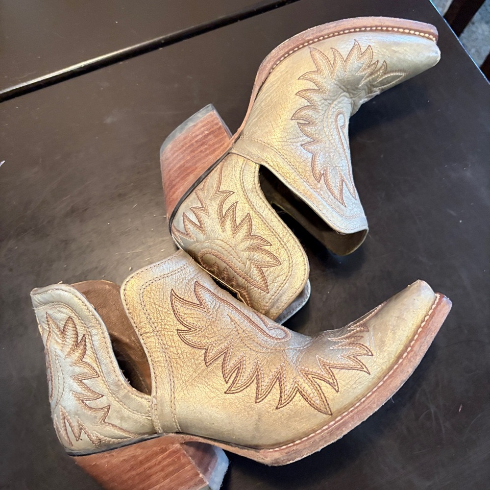 Ariat Woman’s Metallic Gold Dixon Pointed Toe Western Booties.
